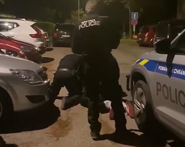 Jeden z mladík neuposlechl výzvy policist, proto proti nmu pouili hmaty a...