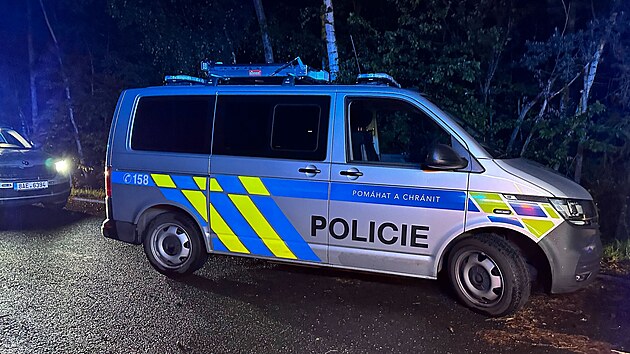 Noní nehoda v praské Strakonické ulici. Po uhaení poáru nali hasii uvnit...