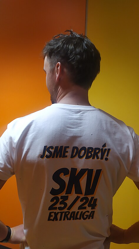 Ústí voleybolcularının antrenörü Ondřej Žaba, maç sonrası takıma verdiği tişörtü gösteriyor...
