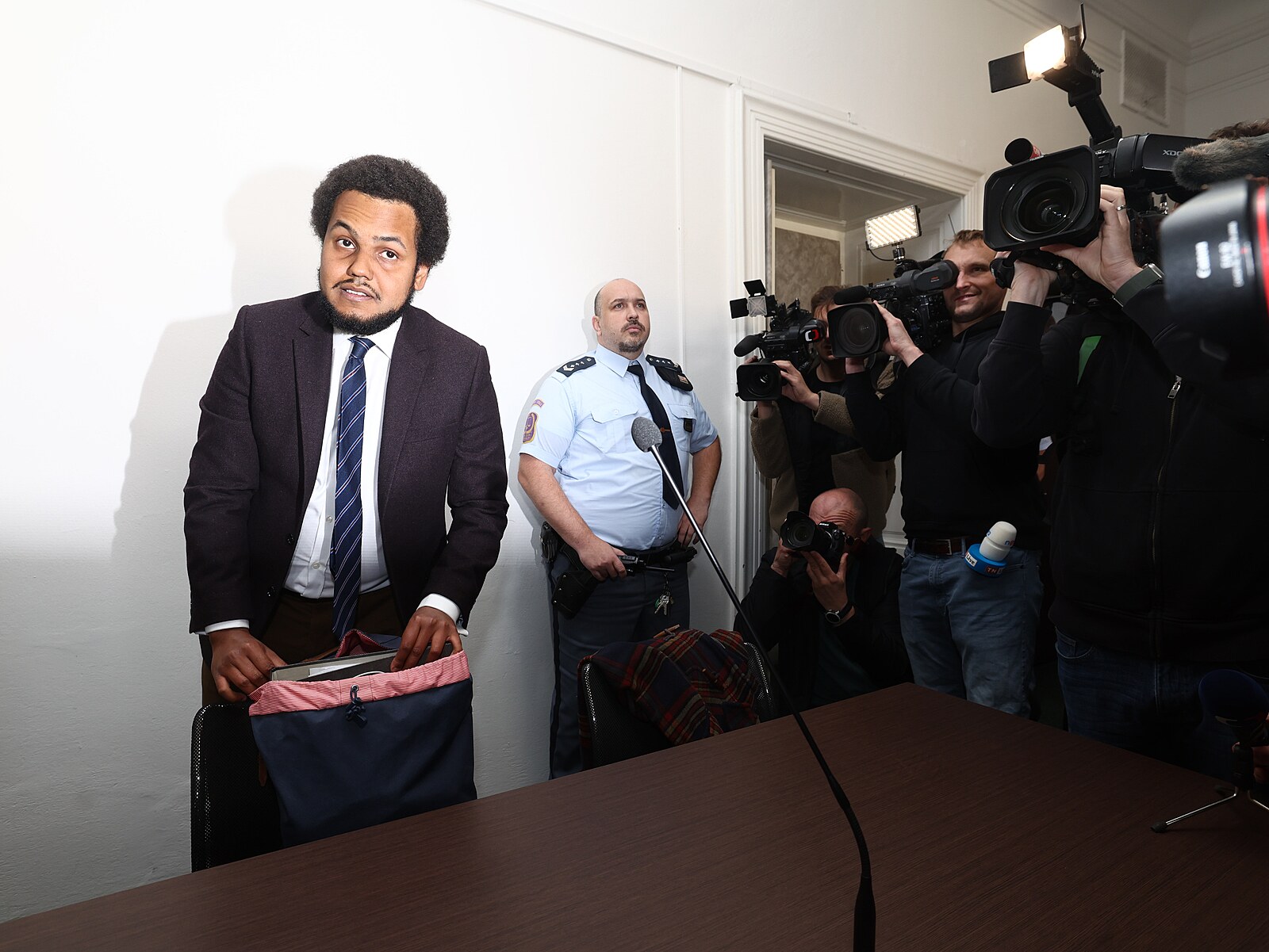 Policie navrhla obžalovat Feriho z dalšího znásilnění. Původně případ odložila