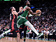 Jaylen Brown (vpravo) z Bostonu bránný Calebem Martinem z Miami.