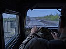 Ukrajintí vojáci v americkém obrnném aut Humvee nedaleko Bachmutu v Doncké...