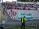 Fanouci Zbrojovky Brno protestuj proti Vclavu Bartokovi bhem zpasu s...