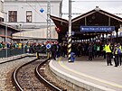 Pochod hokejových fanouk VHK Robe Vsetín z hlavního vlakového nádraí v Brn...