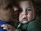 Olga Bezborodová ukliduje svého dvacetimsíního syna Mykolu ve svém dom bez...