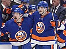 Hokejisté New Yorku Islanders se radují z gólu Mathewa Barzala (vlevo.
