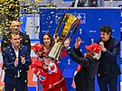 Prezident hokejového Tince Ján Moder zvedá nad hlavu trofej pro mistra...