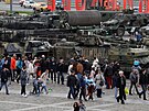 Lidé v Moskv procházejí kolem vojenských vozidel ukoistných na Ukrajin....