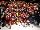 Hokejisté Slavie se radují z mistrovského titulu v roce 2003.