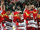 Hokejisté Slavie se radují z mistrovského titulu v roce 2008.