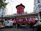 V Paíi se zítily lopatky ikonického mlýnu kabaretu Moulin Rouge. (25. dubna...