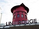 V Paíi se zítily lopatky ikonického mlýnu kabaretu Moulin Rouge. (25. dubna...