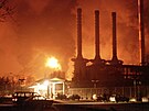 Následky náletu NATO v dubnu 1999 kv�li sporu o Kosovo. Ho�ící elektrárna u...