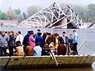 Následky náletu NATO v dubnu 1999 kv�li sporu o Kosovo. Na snímku zni�ený most...
