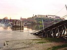 Následky náletu NATO v dubnu 1999 kv�li sporu o Kosovo. Na snímku zni�ený most...