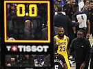 LeBron James (23) z Los Angeles Lakers reaguje na druhou poráku v hale Denver...