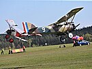 Souboj replik letadel z 1. svtové války zpestil letecký den v Plasích.  (27....