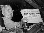 Dewey Defeats Truman. Vítz voleb Harry Truman drí v rukou výtisk Chicago...