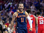 Jalen Brunson z New York Knicks slaví bhem zápasu s Philadelphia 76ers.