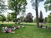 Park Komenského v centru Zlína je místem setkávání, odpoinku i zábavy. (erven...