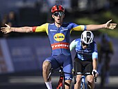 Belgian Thibau Nys se raduje z triumfu ve druhé etap Kolem Romandie.
