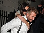 David Beckham odnesl oslavenkyni na zádech (21. dubna 2024)