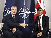Britský premiér Rishi Sunak spolu s generálním tajemníkem NATO Jensem...