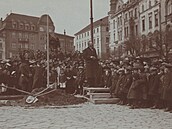 Snímek zachycující sázení lípy Svobody na Horním námstí v Olomouci v roce...