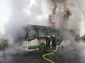 Plameny autobus zcela zniily, nikomu ze 44 cestujících se nic nestalo. Událost...