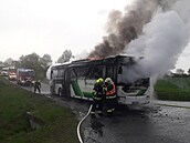 Plameny autobus zcela zniily, nikomu ze 44 cestujících se nic nestalo. Událost...