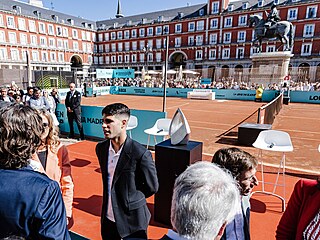 Carlos Alcaraz pi prezentaci tenisového turnaje v Madridu.