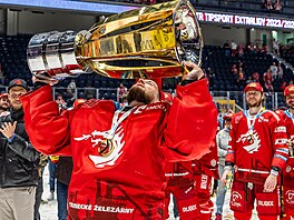 U� ZASE MIST�I. T�ine�tí hokejisté s pohárem pro vít�ze extraligy. Trofej zvedá...