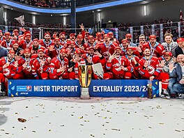 U� ZASE MIST�I. T�ine�tí hokejisté k�ep�í s pohárem pro vít�ze extraligy.