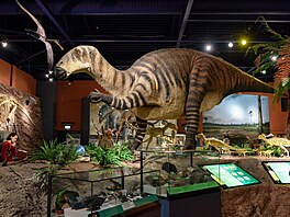 Iguanodon vítá náv�t�vníky u vstupu do sálu Dinosaur Isle Museum v Sandownu na...