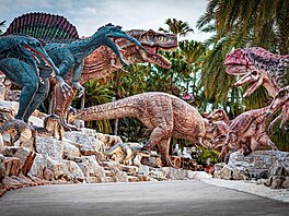 Je to sice jen dal�í dinopark, ale k expozici p�istupují v tropických zahradách...