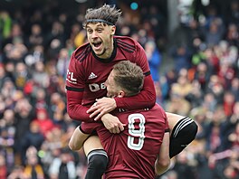 Spar�an�tí fotbalisté Veljko Birman�evi� (�elem) a Jan Kuchta slaví vst�elený...