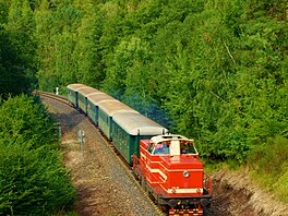 Pra�ská Karkulka T444.162 v �ele soupravy Rybák� zachycená v k�ivoklátských...