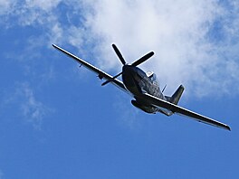 Druhoválená stíhaka North American P-51D Mustang pilotovaná Stephenem Steadem...
