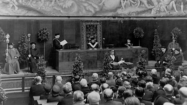 Pi slavnostn promoci v aule Prvnick fakulty Masarykovy univerzity v roce 1947 pevzal Frantiek Weyr estn doktort.