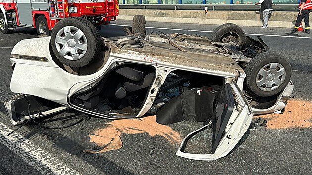 Hromadn nehoda pobl letit uzavela Prask okruh, jedno z aut skonilo na stee. (29. dubna 2024)