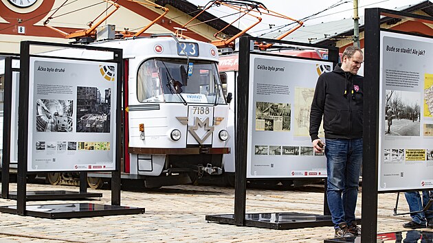 V arelu muzea je vstava pstupn zdarma, nvtvnci plat a pi vstupu do vozovny. Vidt ji budou moci lid od 5. kvtna v metru C Kaerova a potom bude tak na Chodov, na Jungmannov nmst. (24. dubna 2024)