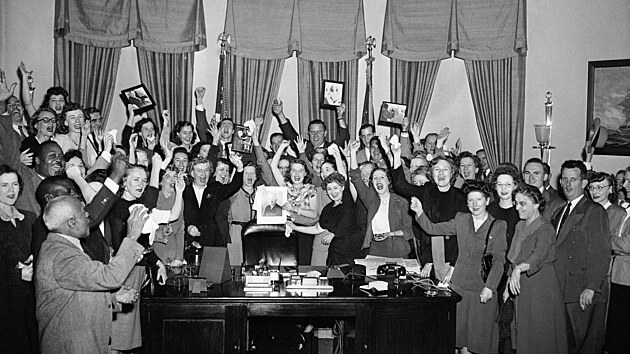 Zamstnanci Blho domu slav Trumanovo vtzstv. (3. listopadu 1948)