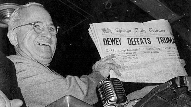 Dewey Defeats Truman. Vtz voleb Harry Truman dr v rukou vtisk Chicago...