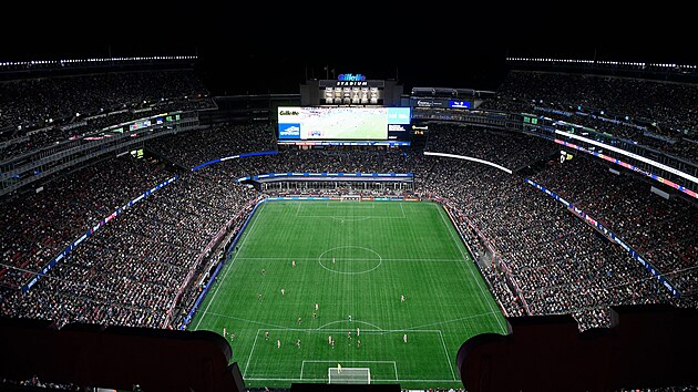Zapln�n� Gillette Stadium b�hem prvn�ho polo�asu z�pasu mezi New England...