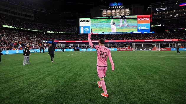 Lionel Messi z Inter Miami zdraví fanouky po zápase s New England Revolution.