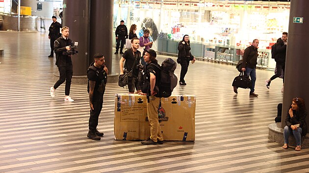 Prask policie evakuovala budovu hlavnho ndra. e nlez podezelho zavazadla ve spodn hale. Vlakov spojen omezen nejsou. (29. dubna 2024)