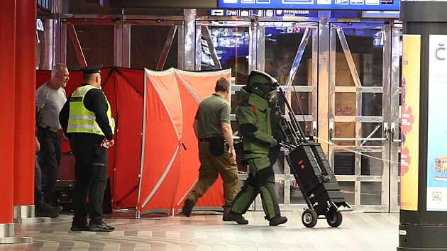 Prask policie evakuovala budovu hlavnho ndra. e nlez podezelho zavazadla ve spodn hale. Vlakov spojen omezen nejsou. (29. dubna 2024)