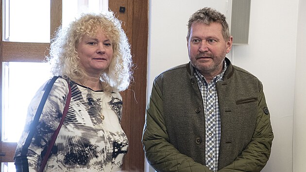 B�val� �editel Lesn� spr�vy L�ny Milo� Bal�k (vpravo), vlevo stoj� jeho man�elka Irena. Uveden� knihy Lubo�e Proch�zky a Radima Panenky s n�zvem Spiknut� o hospitalizaci tehdej��ho prezidenta Milo�e Zemana v �st�edn� vojensk� nemocnici (�VN) po volb�ch v roce 2021.   (16. dubna 2024)