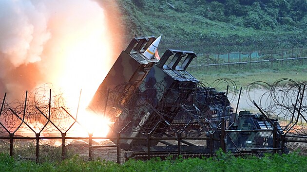 Americk armdn taktick raketov systm (ATACMS) odpaluje raketu na vchodnm pobe Jin Koreje. (29. ervence 2017)