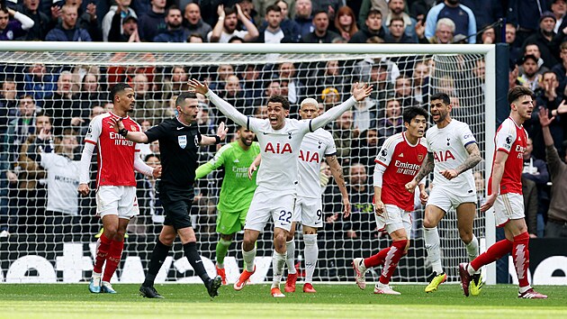 Rozhod Michael Oliver na prvn dobrou odmt odpskat penaltu pro Tottenham.